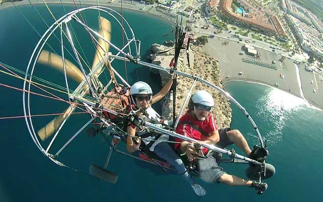 foto de vuelo con parapente a motor en la costa de granada con parapente tropical